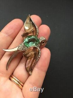 Vintage Crown Trifari Swallow Bird Green Glass Belly Figural Brooch Dressclip