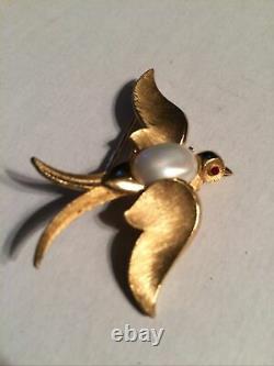 Vintage Rare Swallow bird figural gold brooch pin 1960s Trifari costume jewelry