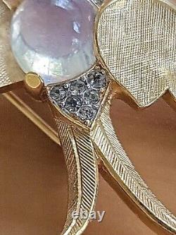 Vintage TRIFARI JELLY BELLY Bird Brooch Gold Tone Opaque Moonstone